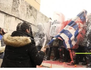 Ετσι ξεκίνησαν τα επεισόδια: Εριξαν χημικά σε γυναίκες τα ΜΑΤ